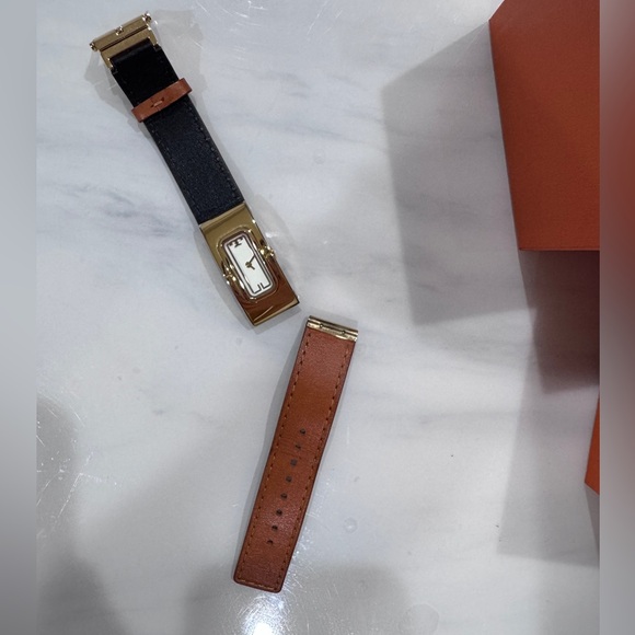 TORY BURCH T Watch With Reversible Leather And Gold Tone Stainless Steel - Picture 9 of 10